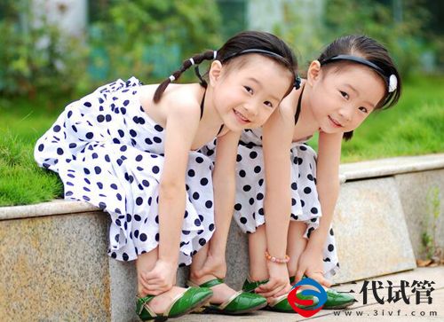 闯关114天 早产双胞胎姐妹创造“生命奇迹”(图1)